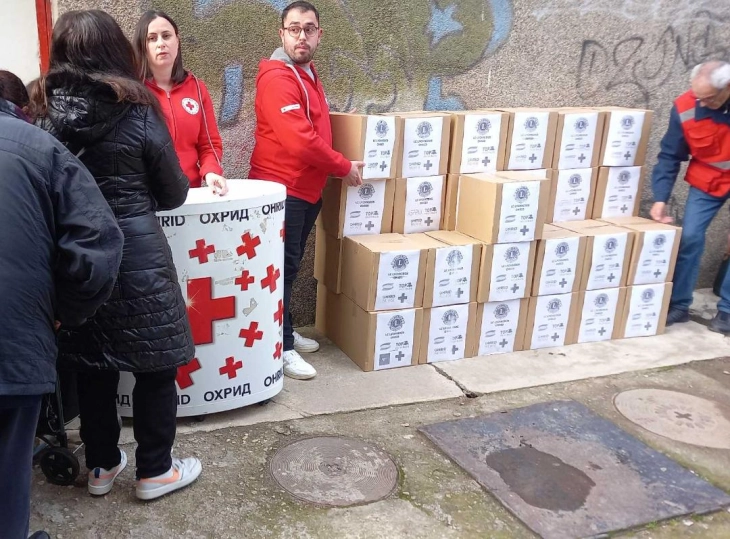 Хуманитарни божиќни пакети за 60 социјално загрозени семејства од Охрид и околината