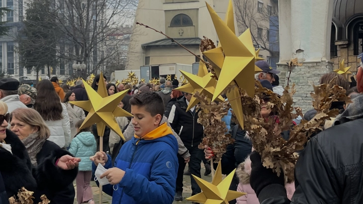 Под слоганот „Почувствувај радост“ денеска во Скопје се одржа детската бадникова поворка