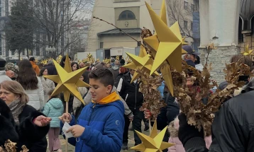 Под слоганот „Почувствувај радост“ денеска во Скопје се одржа детската бадникова поворка
