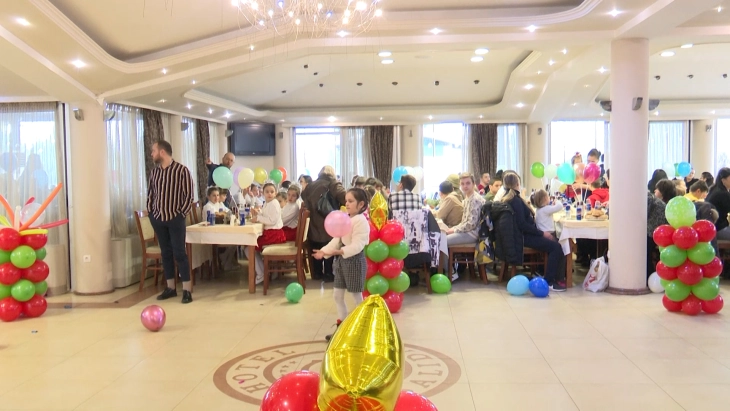 Во Прилеп за 400 деца се одржа традиционалниот Божикен ручек