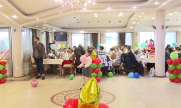 Во Прилеп за 400 деца се одржа традиционалниот Божикен ручек