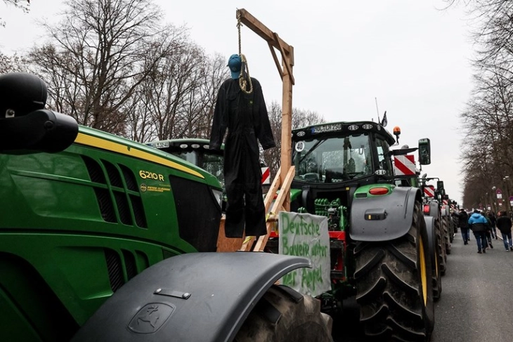 Hundreds of tractors in farmers' protest at Berlin's Brandenburg Gate