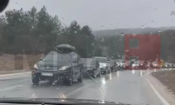 Një kolonë automjetesh edhe më tej pret  për dalje nga shteti  në vendkalimin kufitar Dellçevë - Stanke Lisiçkovë