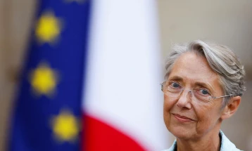 Француската премиерка Елизабет Борн поднесе оставка по помалку од две години на функцијата