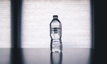 Студија: Флаширана вода содржи стотици илјади пластични парчиња