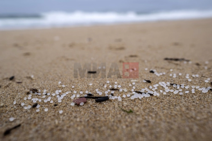 Во северна Шпанија прогласена вонредна еколошка состојба поради пластика на плажа