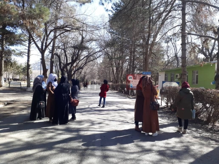 KB-ja e shqetësuar për arrestimet e grave afgane për shkelje të kodeve të veshjes