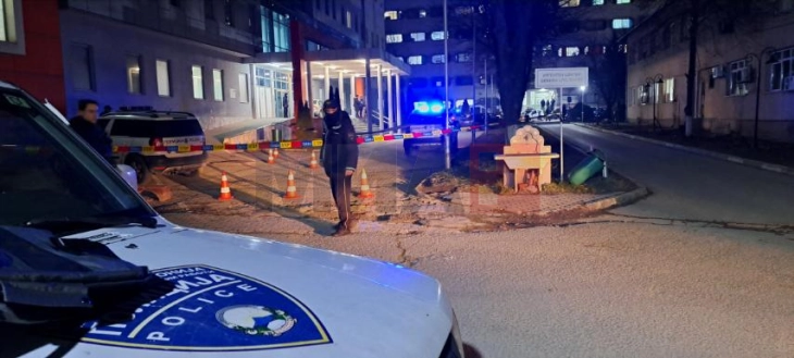Двајцата ранети пред тетовската болница однесени во Клиничкиот центар во Скопје