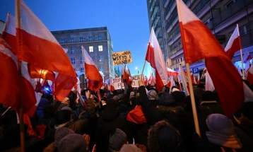 Tens of thousands of Poles demonstrate against new Tusk government