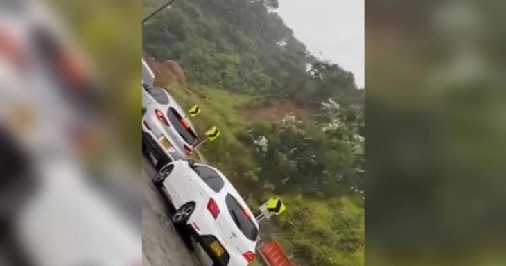 Лавина од кал и камења затрупа пат во Колумбија, најмалку 18 мртви