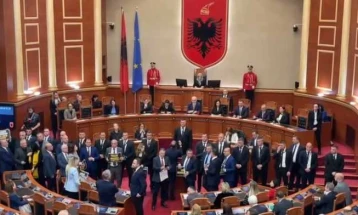 Албанската опозиција го спречи претседателот Бегај да се обрати во Парламентот, мнозинството ги изгласа новите министри