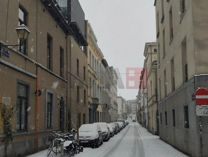 Bora shkaktoi vonesa në trafikun ajror dhe rrugor në Belgjikë