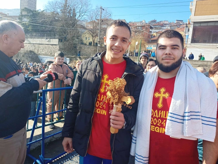 Игор Јорданов го фати крстот во Вардар во Велес