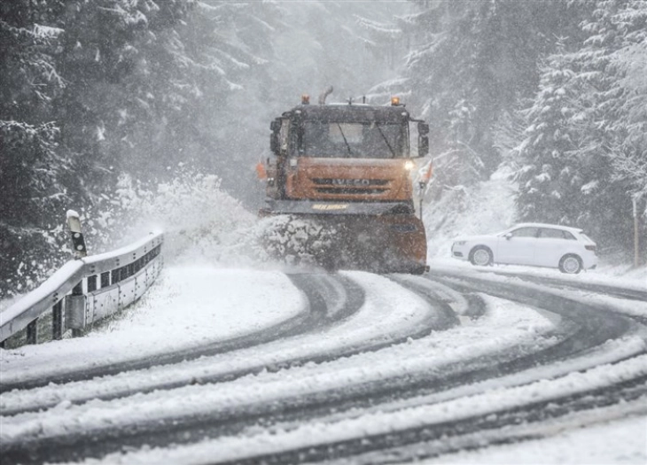 ЦУК со апел за внимателно возење и препораки до населението во очекување викендов на обилни врнежи од снег