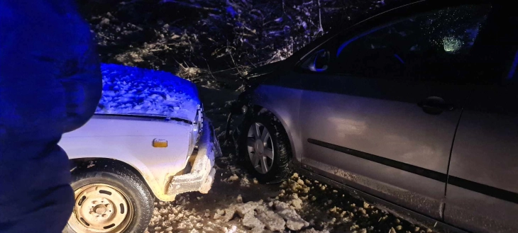 Katër të lënduar në një aksident trafiku mes dy automjeteve në rrugën Negotinë-Kavadar