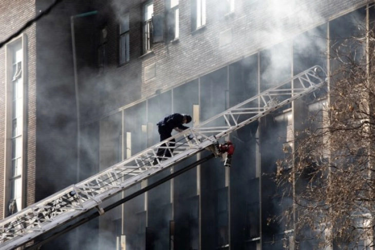 Двајца загинати и четворица повредени во пожар во станбена зграда во Јоханесбург