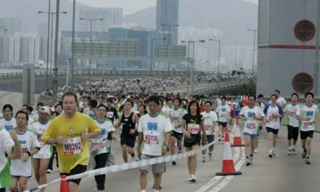 Едно лице загина, а повеќе од 800 спортисти се повредени за време на маратонот во Хонг Конг