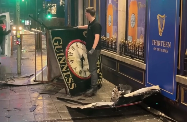 Силна бура ја парализираше Ирска