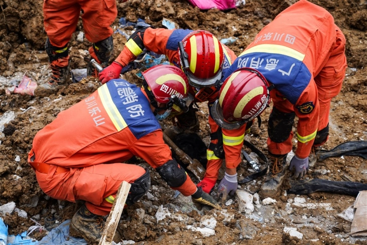 Në Kinë rrëshqitja e dheut ka bllokuar 50 njerëz