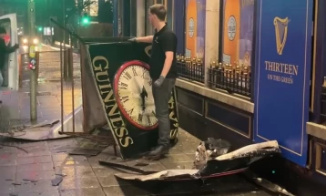 Një stuhi e fuqishme e paralizoi Irlandën