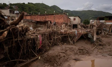 Спасувачите извлекле девет тела по лизгање на земјиште кое затрупа 47 луѓе во југозападна Кина