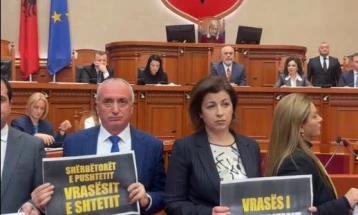 Повторно хаос во албанскиот Парламент, пленарната седница траеше само 12 минути