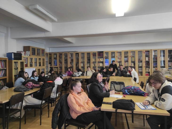 Во Неготино функционира дебатен клуб, активностите претставени пред средношколците