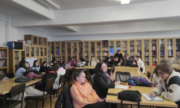Во Неготино функционира дебатен клуб, активностите претставени пред средношколците