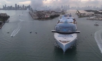 Најголемиот брод за крстосување во светот тргна на своето прво патување, зголемена загриженост поради штетните емисии