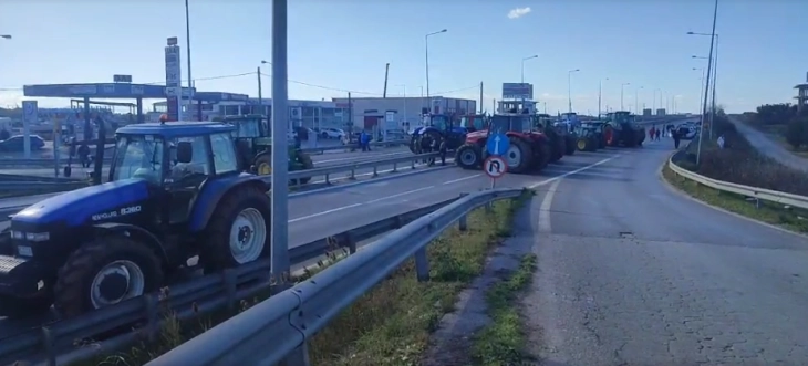 Продолжуваат протестите и блокадите на земјоделците во централна и северна Грција