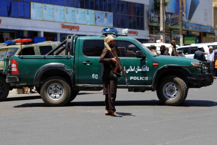 Најмалку 33 лица загинаа, а 16 се повредени во одвоени сообраќајни несреќи во Авганистан