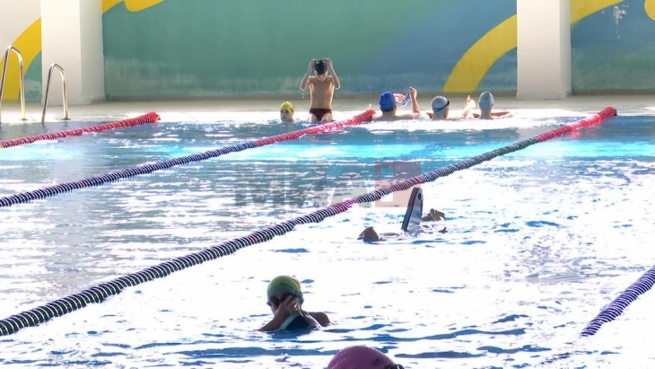 Над 3 000 ученици од Куманово бесплатно пливаат во базенот во рамки на општинска програма