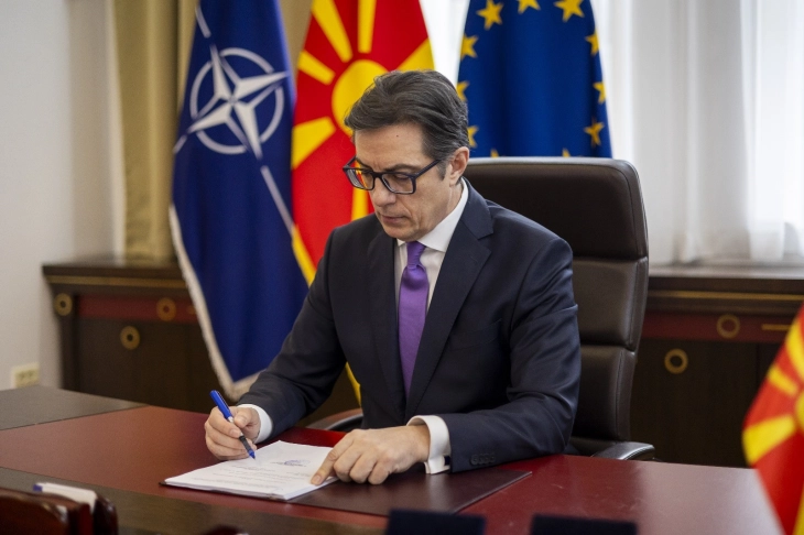 Pendarovski signs bill on Macedonian language into law