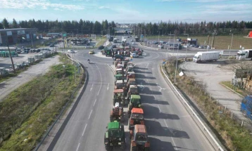 Грчките земјоделци продолжуваат со протестите, Мицотакис најави дополнителна помош