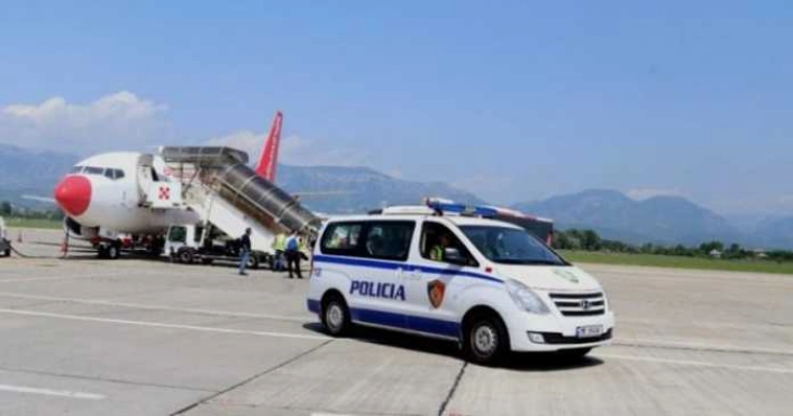 Një shtetas i Maqedonisë së Veriut i kërkuar me fletëarrest ndërkombëtar është arrestuar në aeroportin në Tiranë