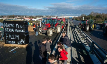 Француските земјоделци почнаа да ги отстрануваат блокадите околу Париз