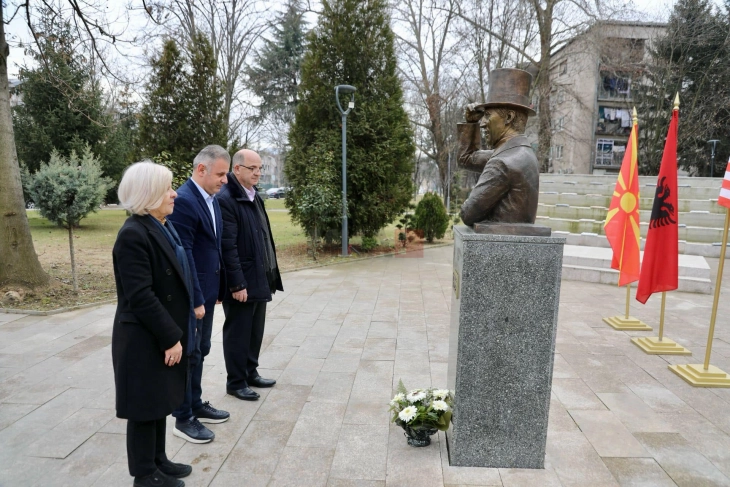 Kreu i Çairit Visar Ganiu vendosi kurora-lulesh tek Busti i presidentit amerikan Uillson