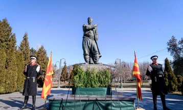 Владина делегација оддаде почит пред споменикот на Гоце Делчев  во Градскиот парк Скопје