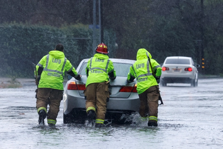 Во Калифорнија повторно бура и опасност од поплави, се евакуира населението во неколку населени места