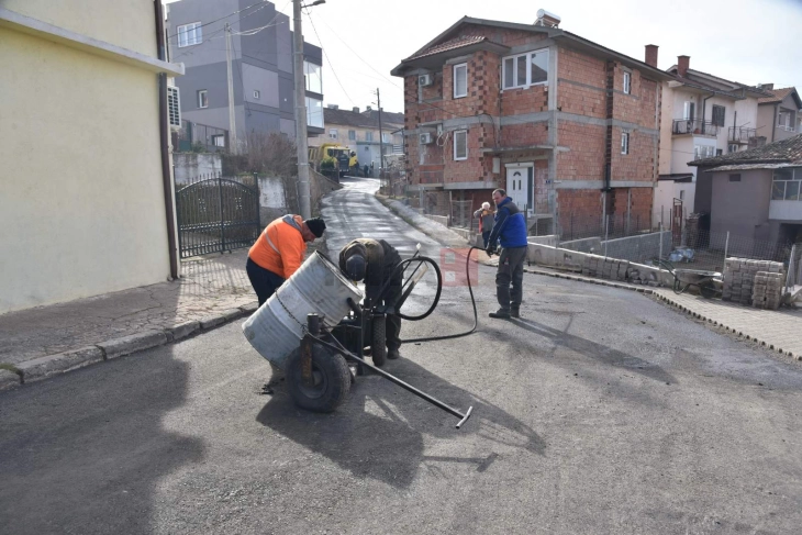 Поради неквалитетна изведба од операторот, неколку штипски улици повторно асфалтирани