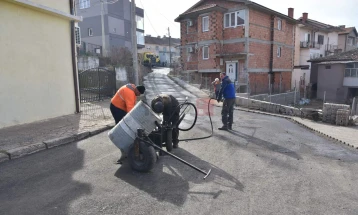 Поради неквалитетна изведба од операторот, неколку штипски улици повторно асфалтирани