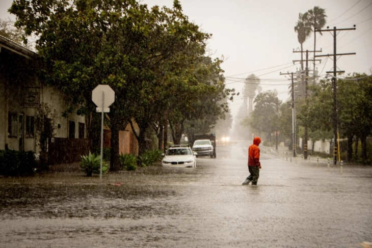Атмосферска река ја зафати Калифорнија, предизвикани прекини на електричната енергија и поплави
