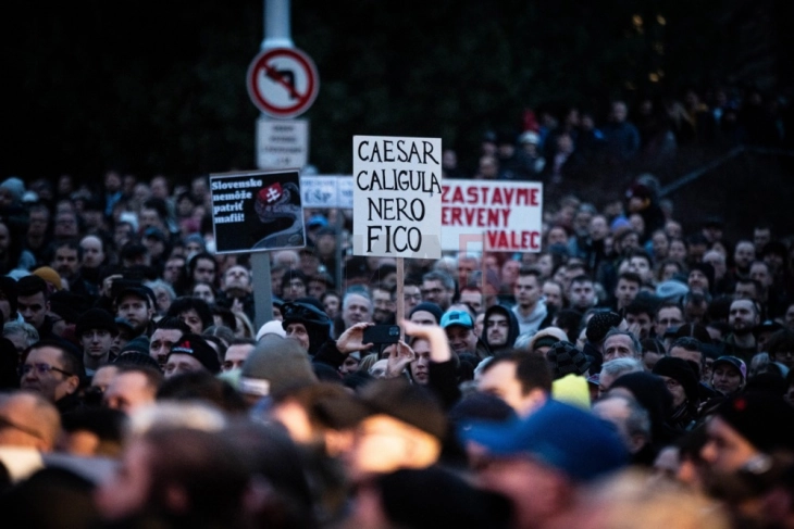 Илјадници Словаци протестираа против укинувањето на функцијата специјален обвинител за криминал и корупција