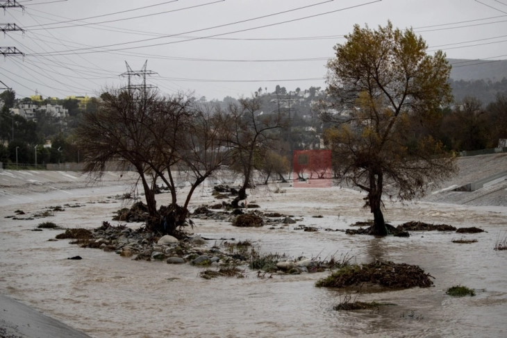 Во Калифорнија продолжени предупредувањата за свлечишта и поплави