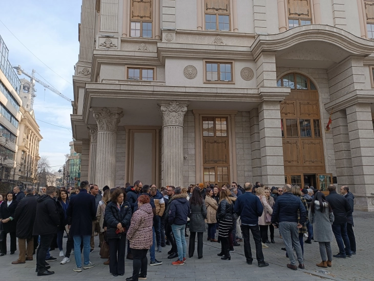 Protesta dhe greva paralajmëroi Sindikata e Ministrisë së Financave pranë AOJSHQ-së nëse nuk nënshkruhet marrëveshja kolektive