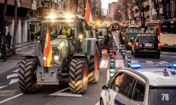 Земјоделците во Шпанија четврти ден ги блокираат патиштата со трактори