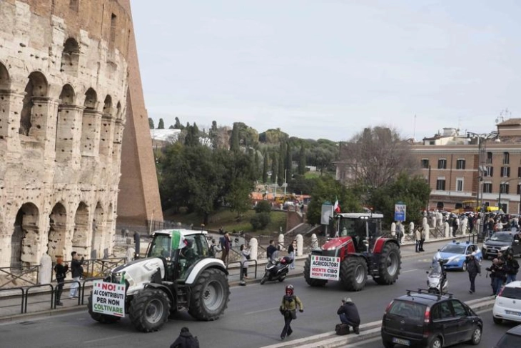 Италијански земјоделци на трактори поминаа покрај Колосеумот