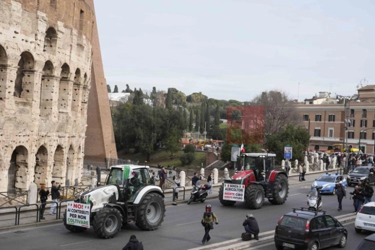 Bujqit  italianë me traktorë kaluan pranë Koloseut