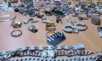 Царинска управа: 1,3 килограми сребрен накит запленет на ГП Богородица