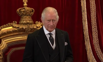 Кралот Чарлс по првпат се појави во јавност откако беше објавено дека има рак